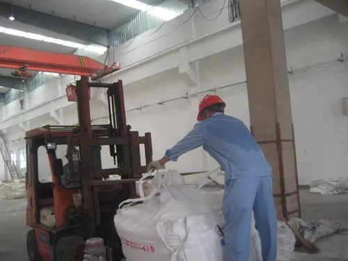 鹽化工總廠鹽硝廠提前完成全年精制鹽生產(chǎn)任務(wù)，助力腌制鹽市場供應(yīng)